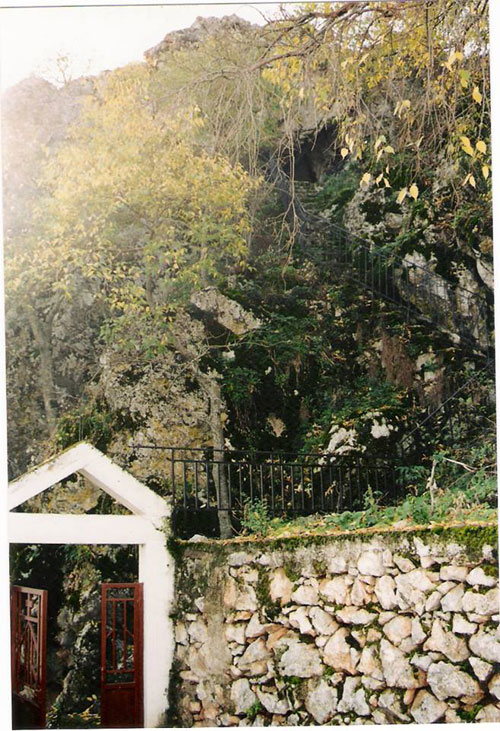 Η εισοδος του Ιερου Ναού Αγίου Νικολάου και η σκάλα που ανεβάζει στη σπηλιά στο "ΝΤΟΥΧΛΟ"